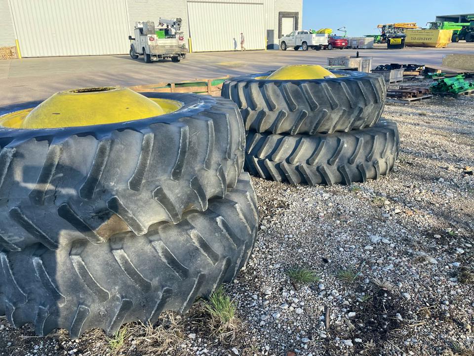 Goodyear 520/85R42 Duals 750/65R26 Rears