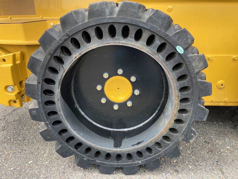 John Deere 12-16.5 / 33x6x11
