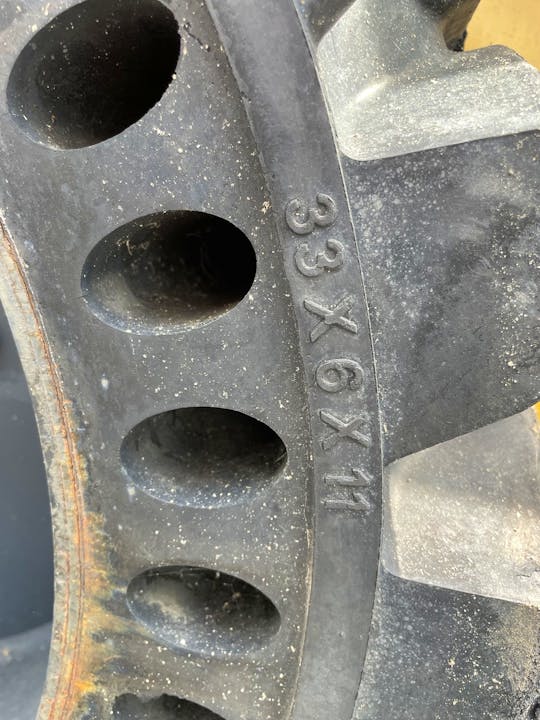 John Deere 12-16.5 / 33x6x11