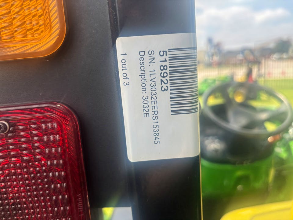 John Deere 3032E
