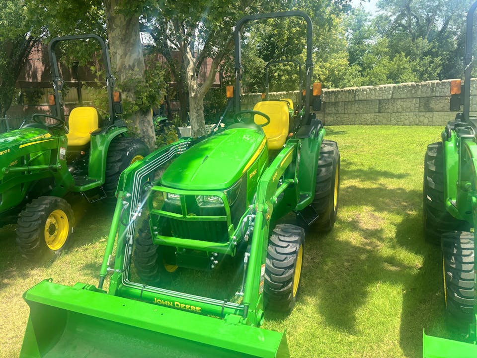 John Deere 3032E