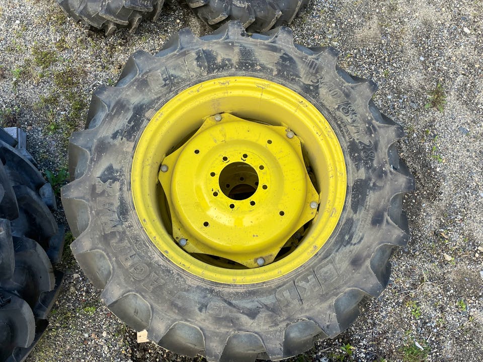 John Deere 340/85R28 & 8.25-16