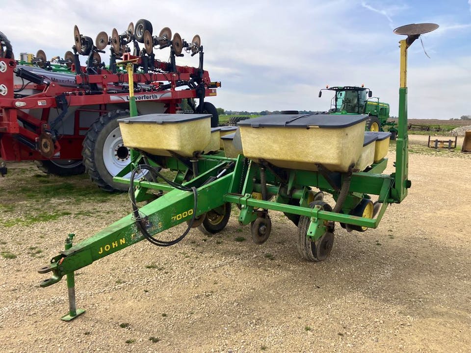 John Deere 7000