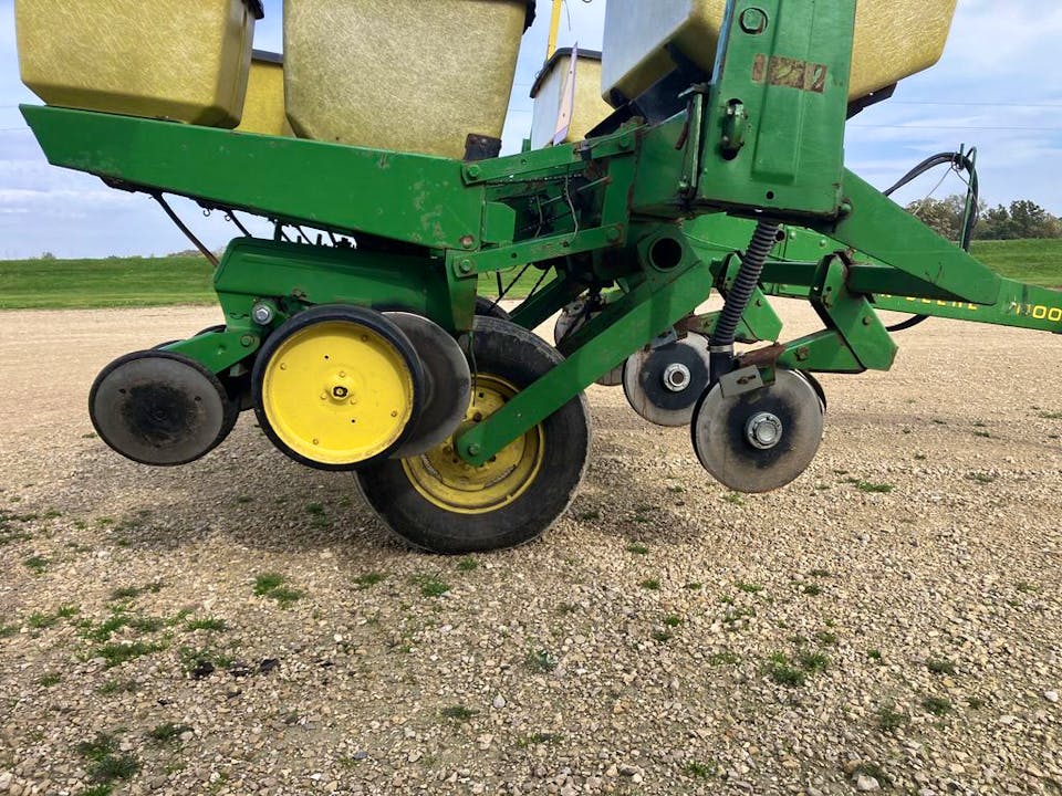 John Deere 7000