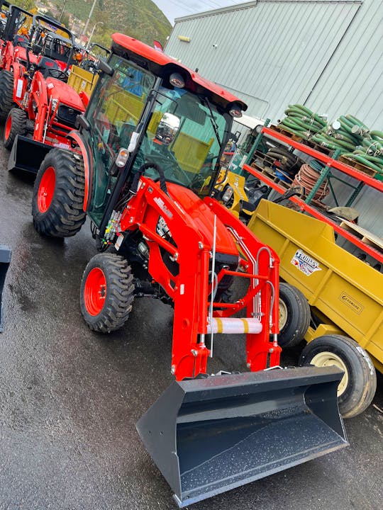 Kioti Cab CK3520CHSE w/ Front Loader and Scraper Box