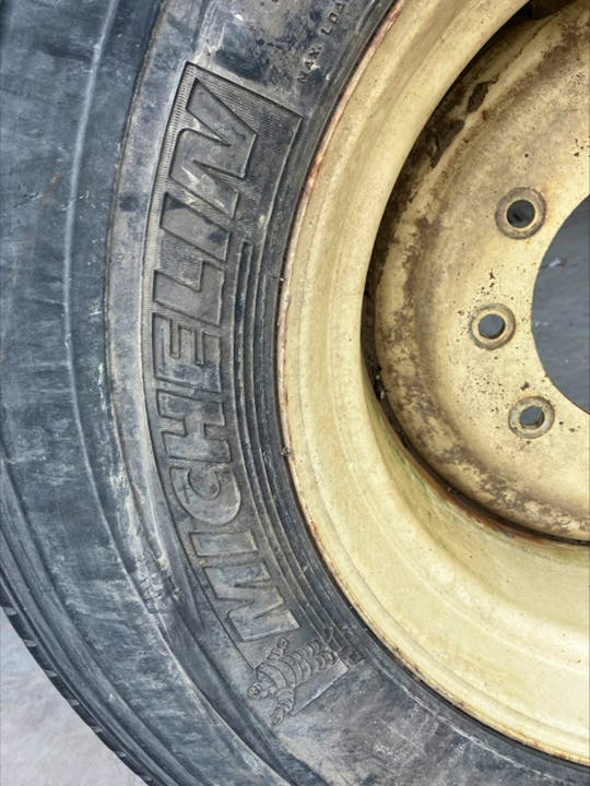 michelin-45555r225-truck-tires-on-10-bolt-rims-703250