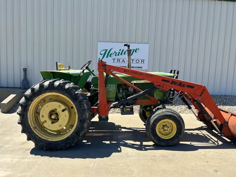 John Deere 2520