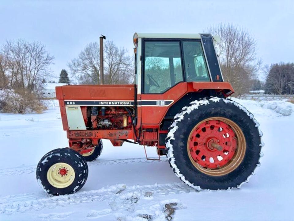 International Harvester 886