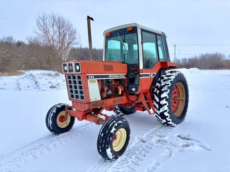 International Harvester 886