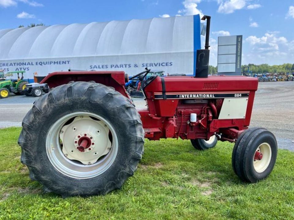 International Harvester 884