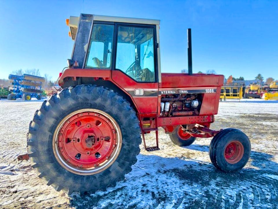 International Harvester 1086