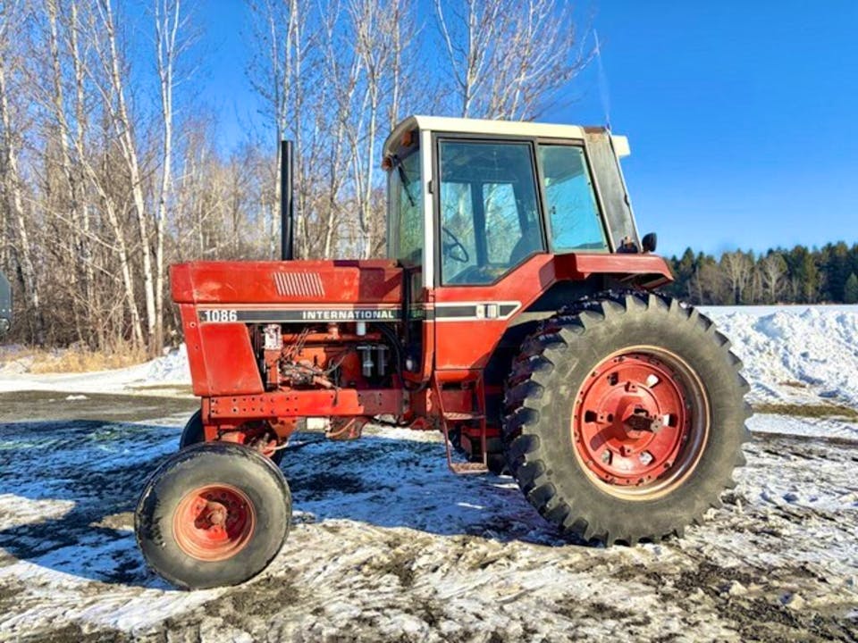 International Harvester 1086