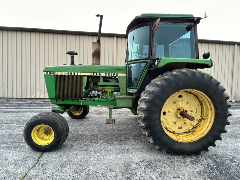 John Deere 4240