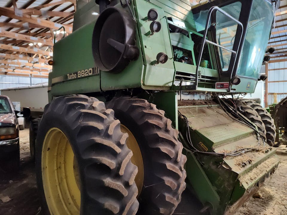 John Deere 8820