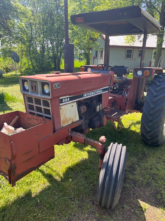 International Harvester 884