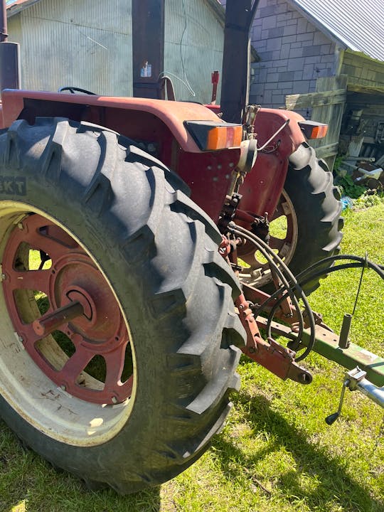 International Harvester 884