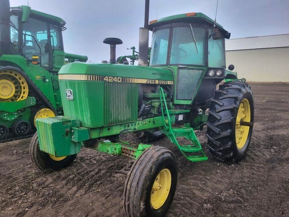 John Deere 4240