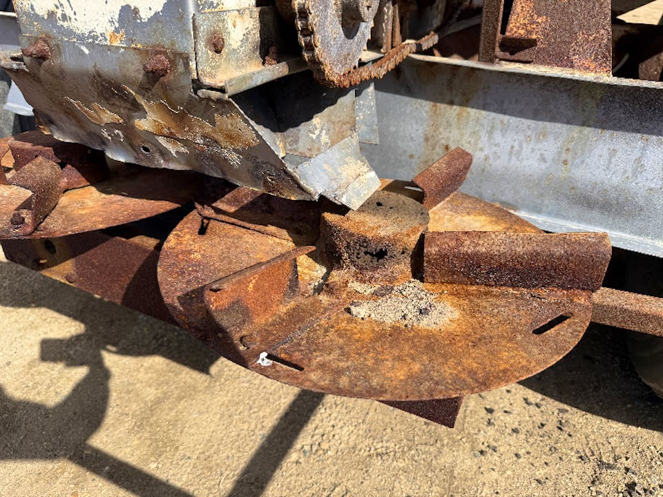 Mobility 500 PULL DRY FERTILIZER APPLICATOR