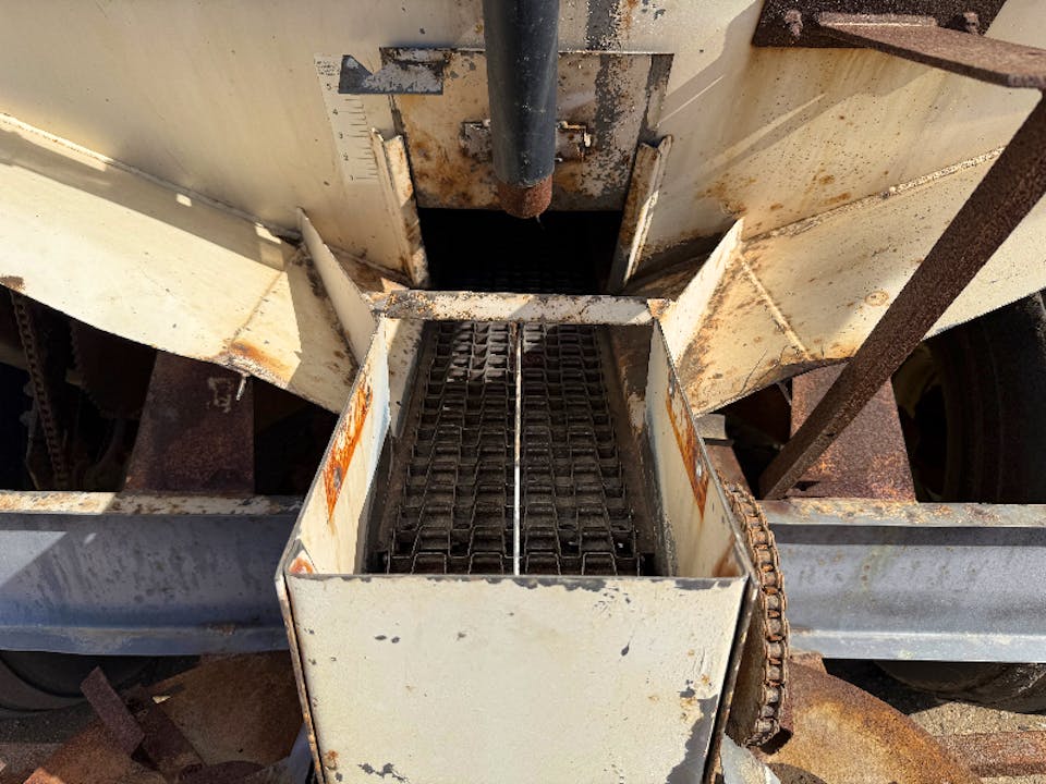 Mobility 500 PULL DRY FERTILIZER APPLICATOR