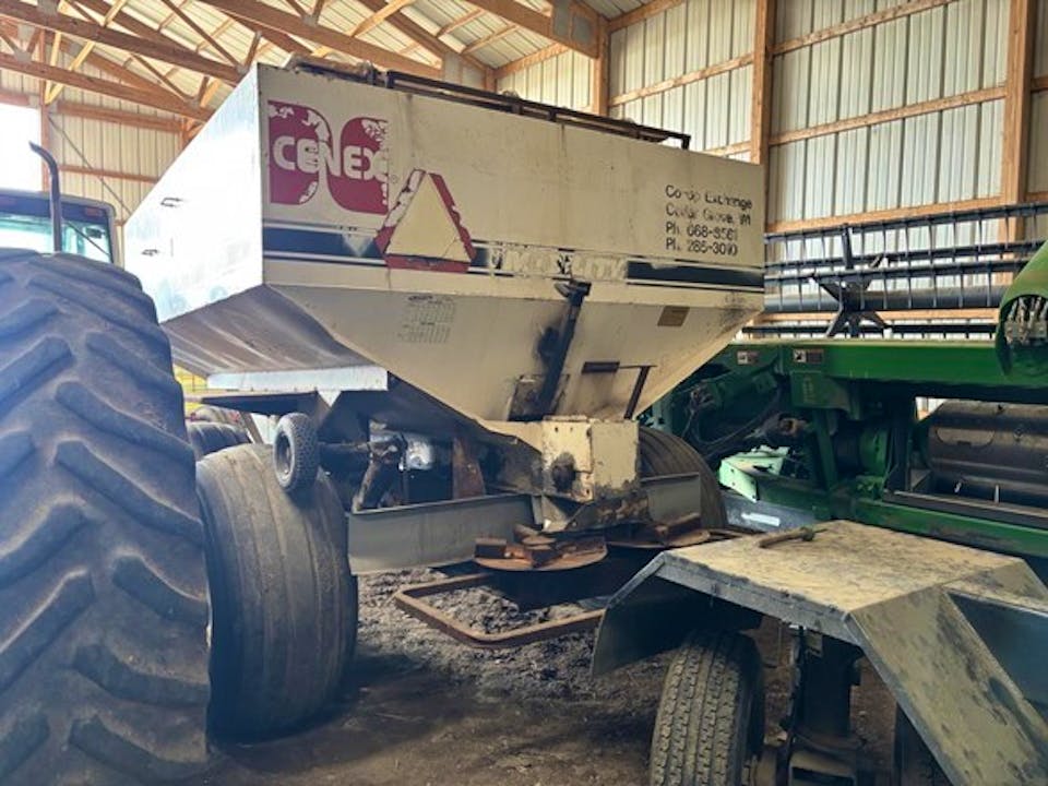 Mobility 500 PULL DRY FERTILIZER APPLICATOR