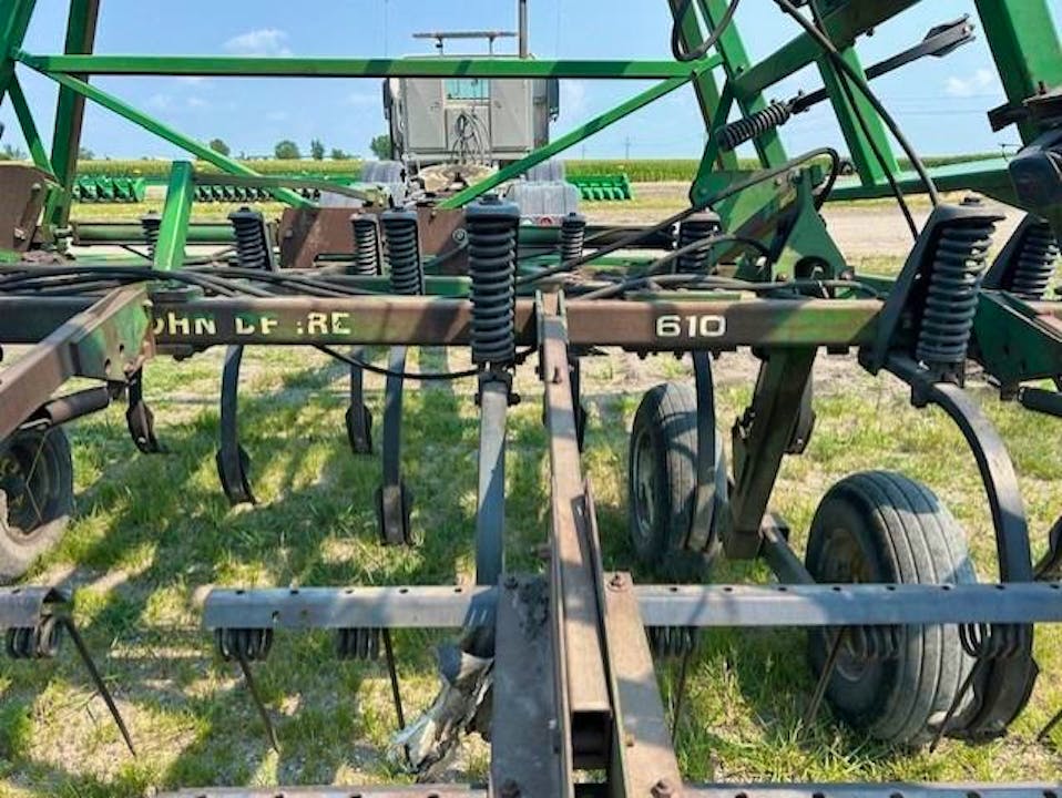 John Deere 610