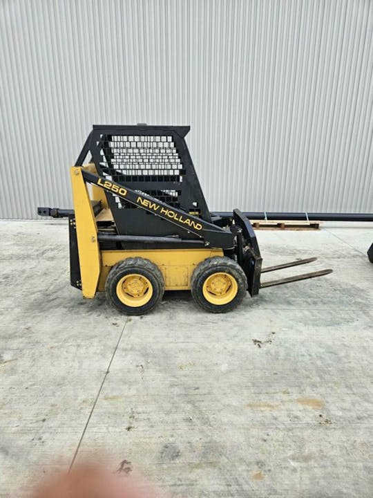 New Holland L250 (W/FORK AND BUCKET)