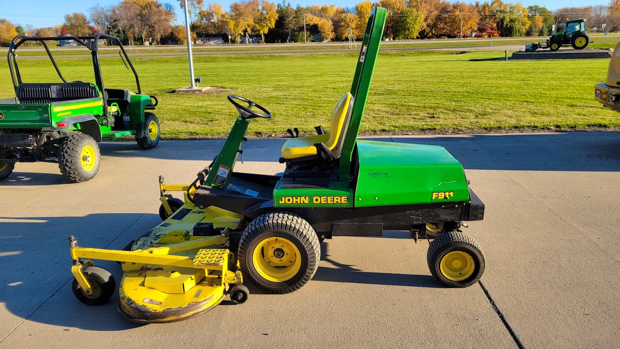 John Deere F911