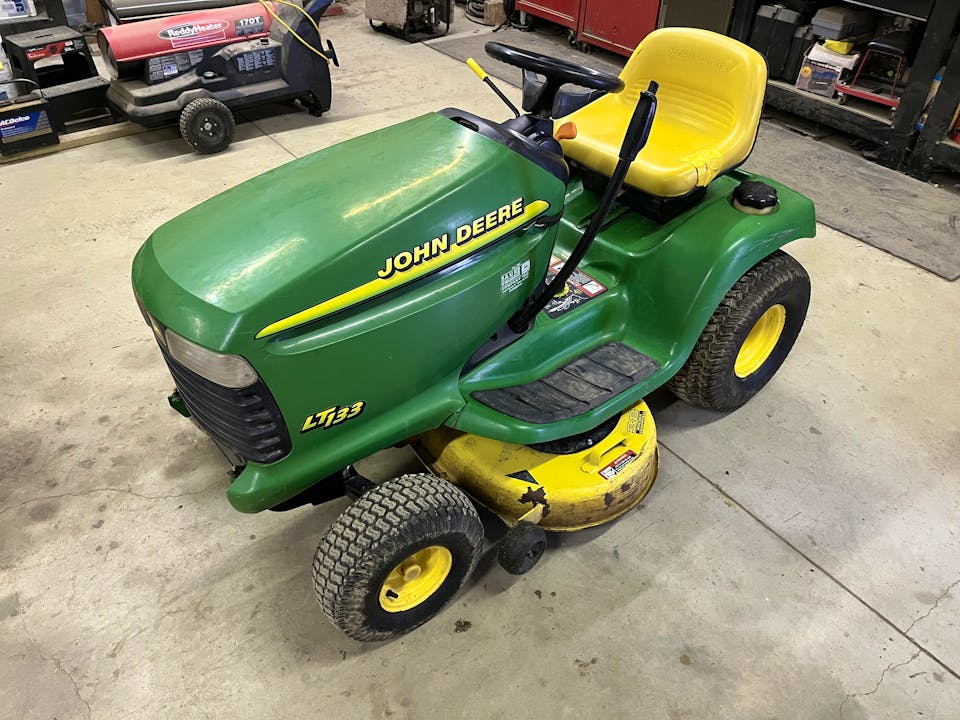 John Deere LT133