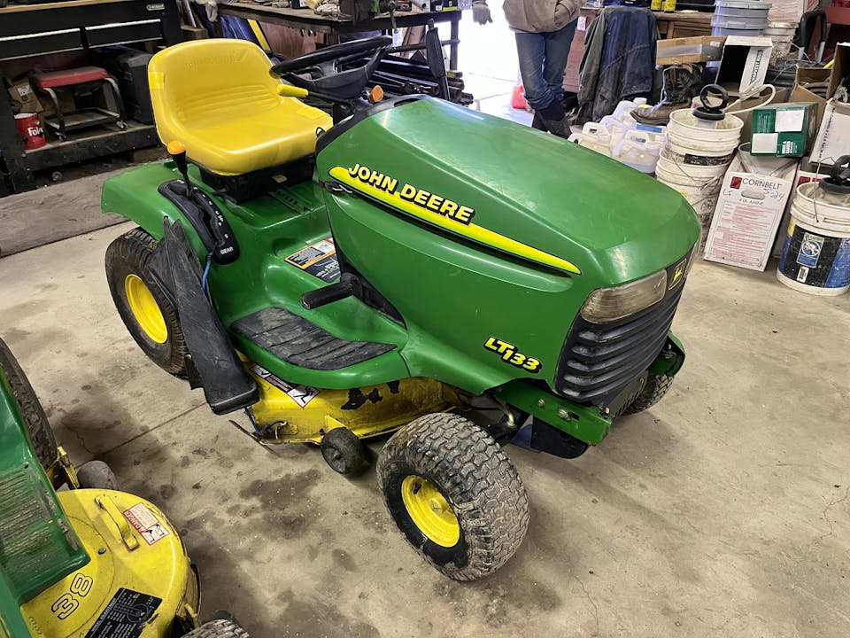 John Deere LT133