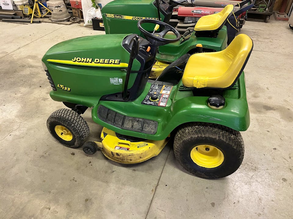 John Deere LT133