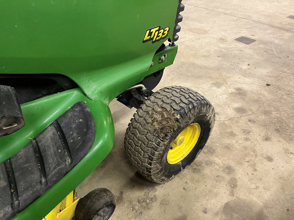 John Deere LT133
