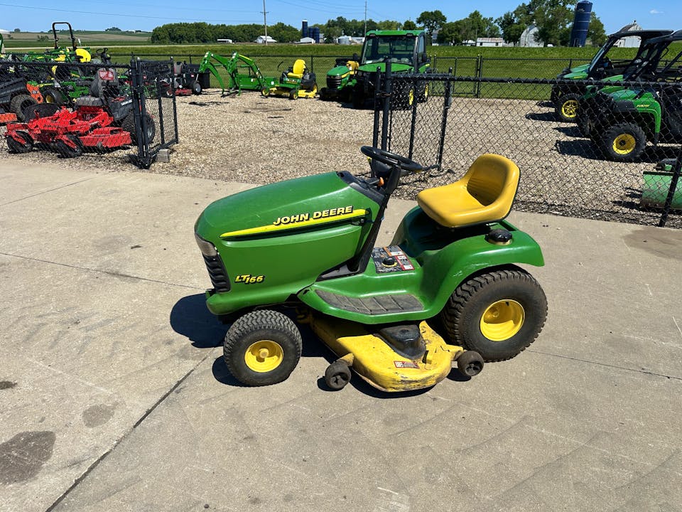 John Deere LT166