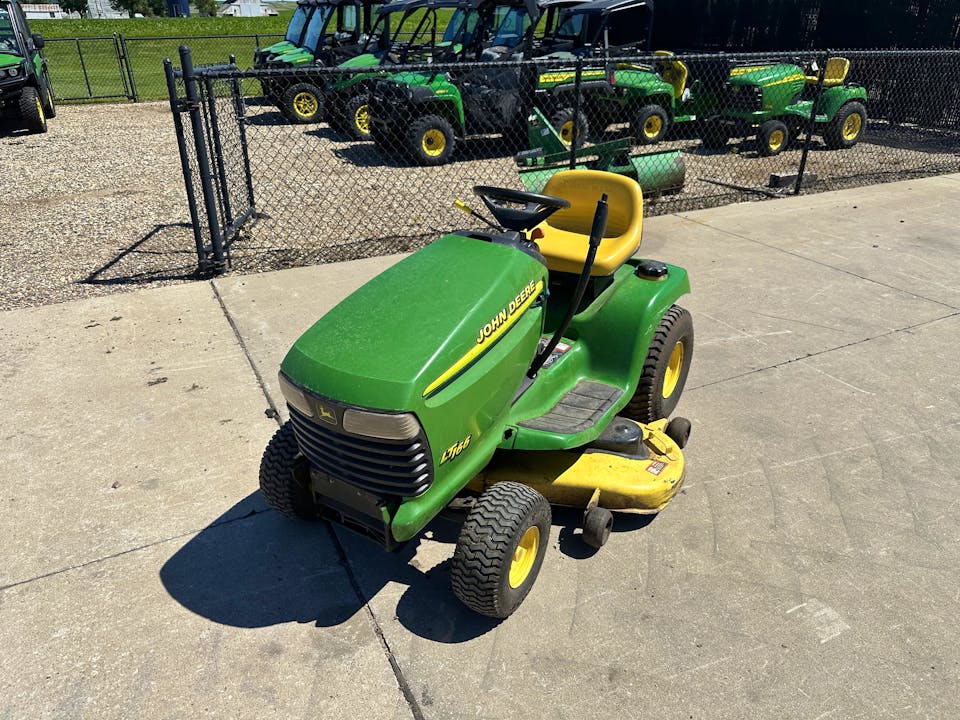 John Deere LT166