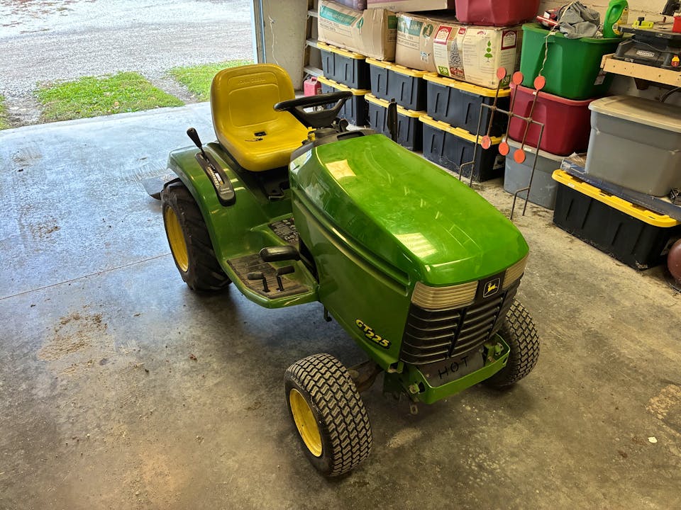 John Deere GT225