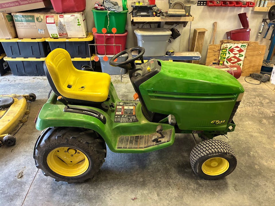 John Deere GT225