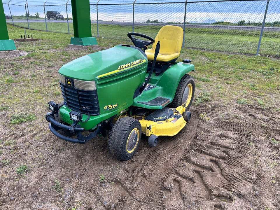 John Deere GT235