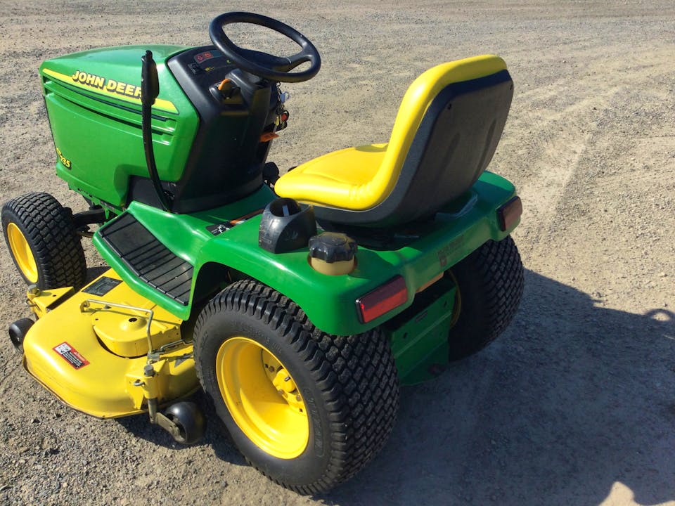 John Deere GT235