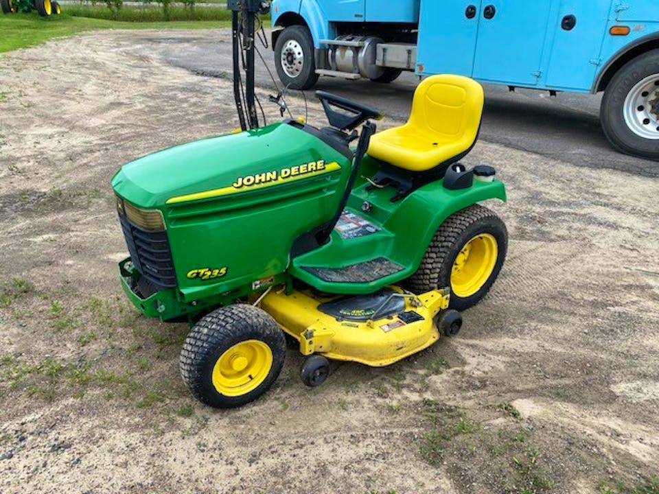 John Deere GT235