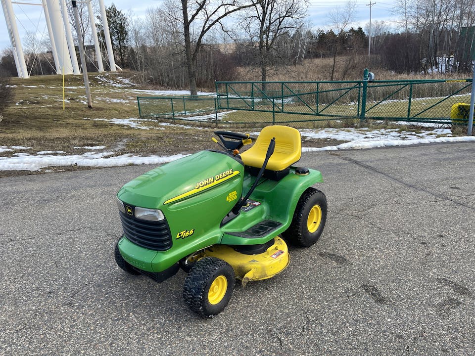 John Deere LT166