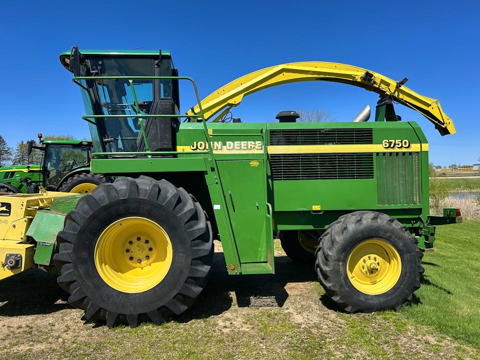 John Deere 6750
