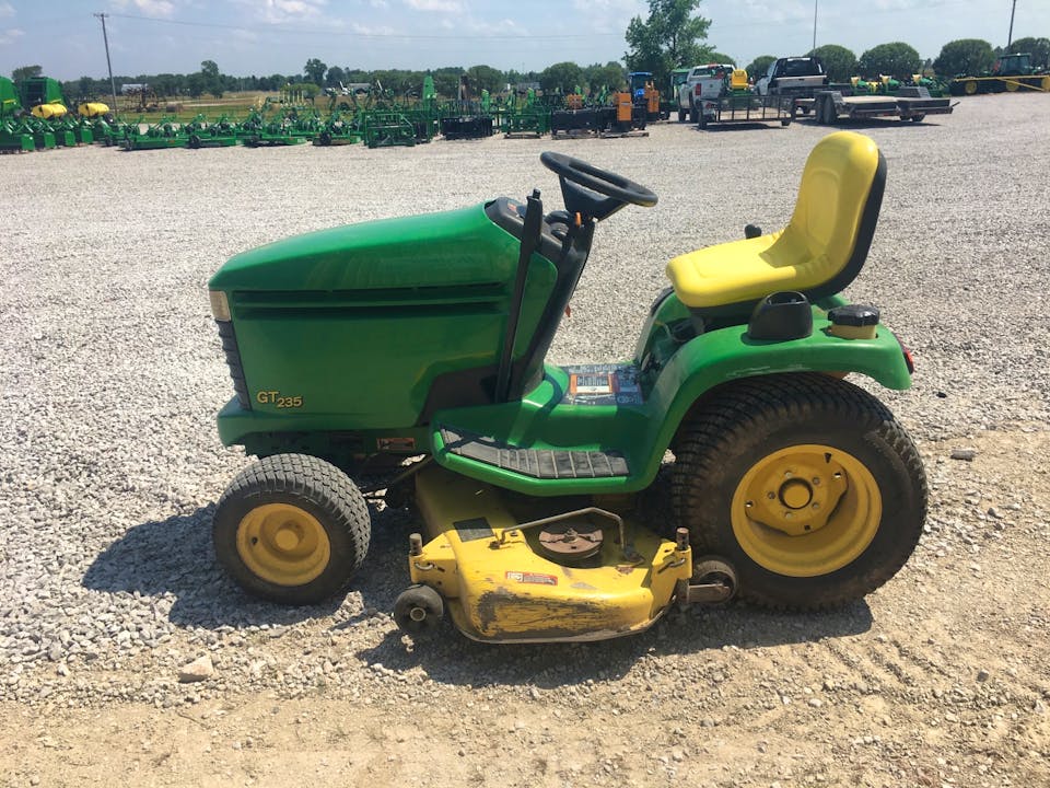 John Deere GT235