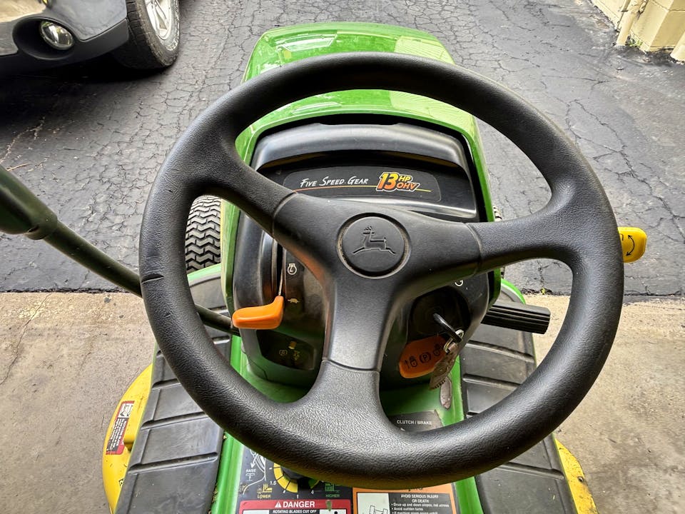 John Deere LT133