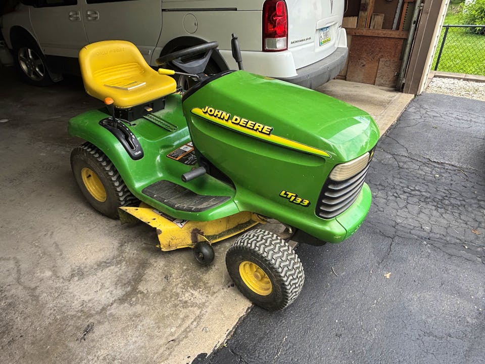 John Deere LT133