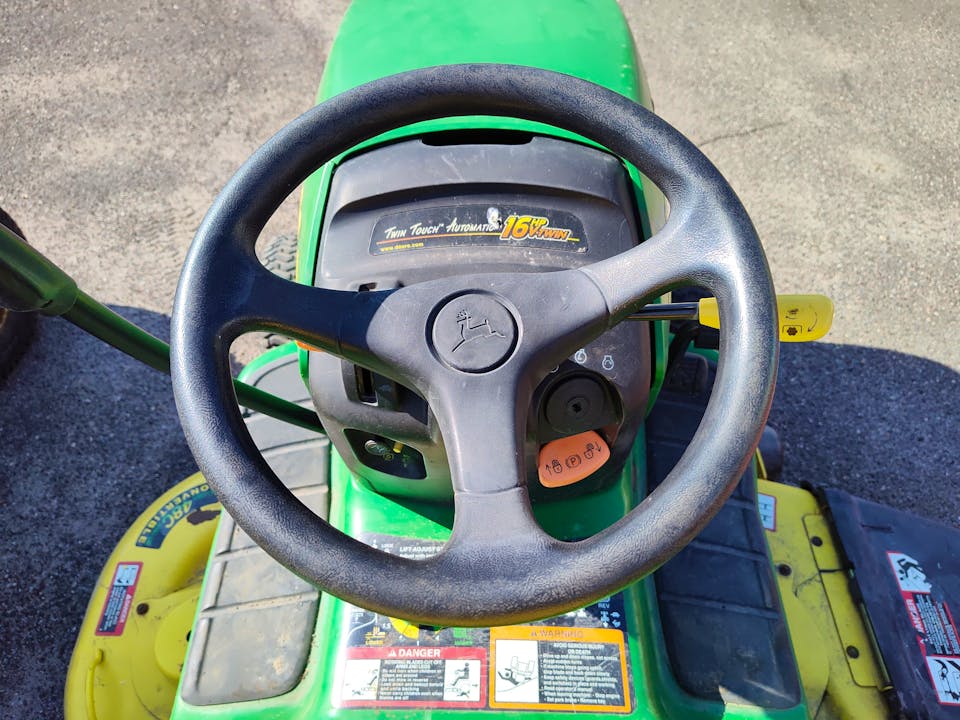 John Deere LT166