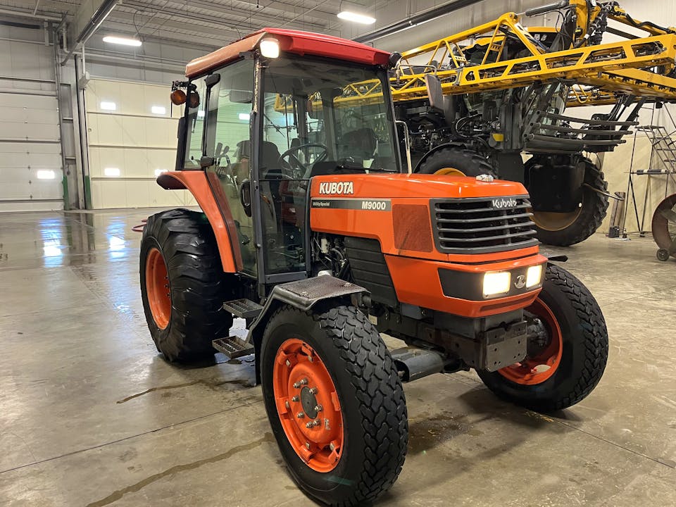 Kubota M9000