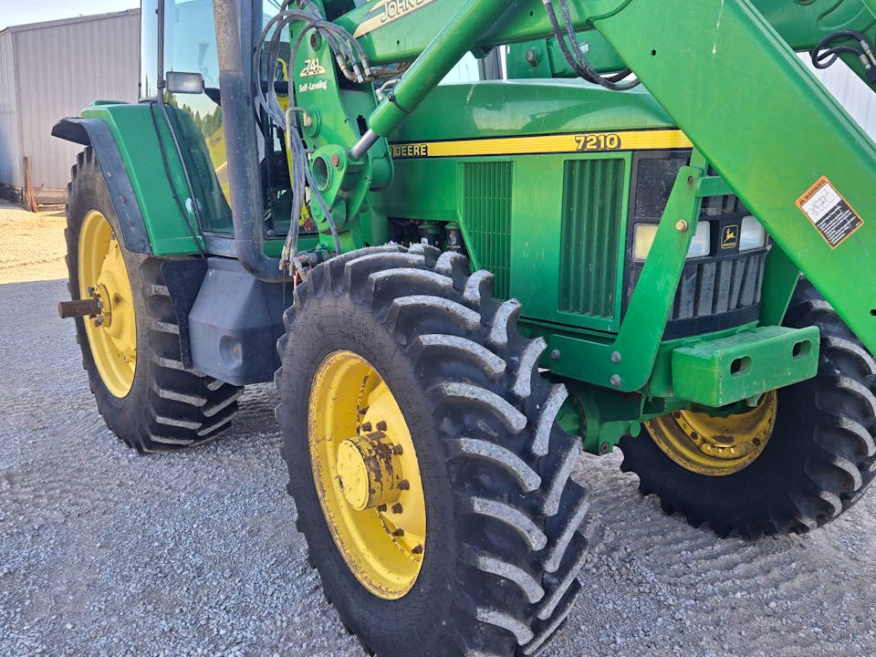 John Deere 7210