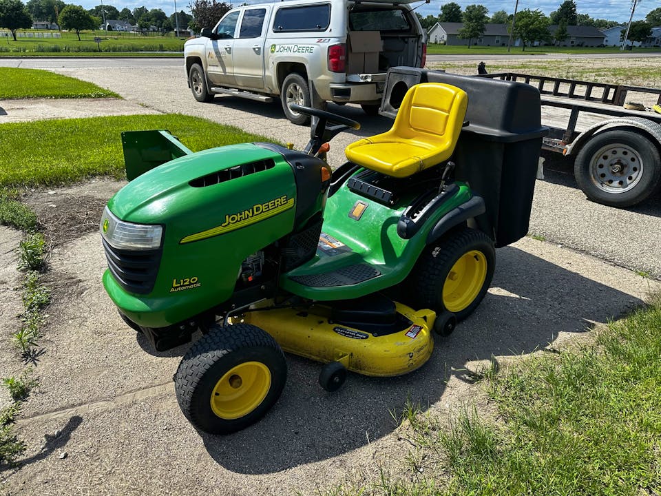 John Deere L120
