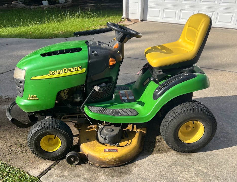 John Deere L110