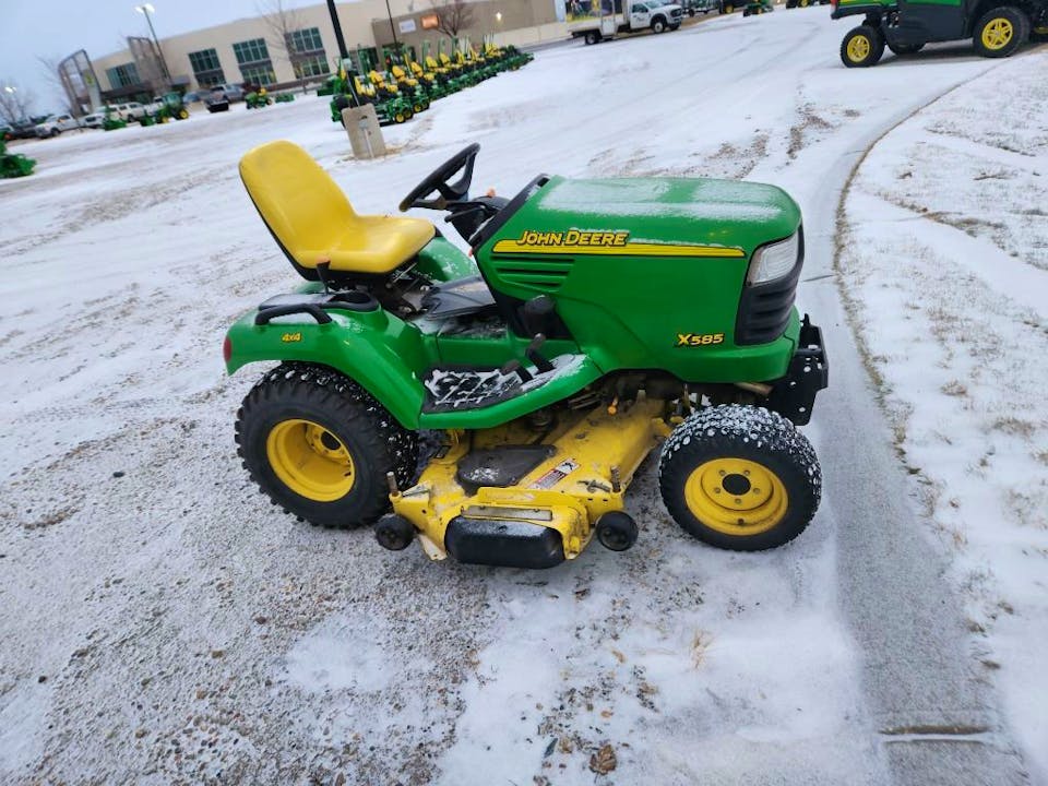 John Deere X585