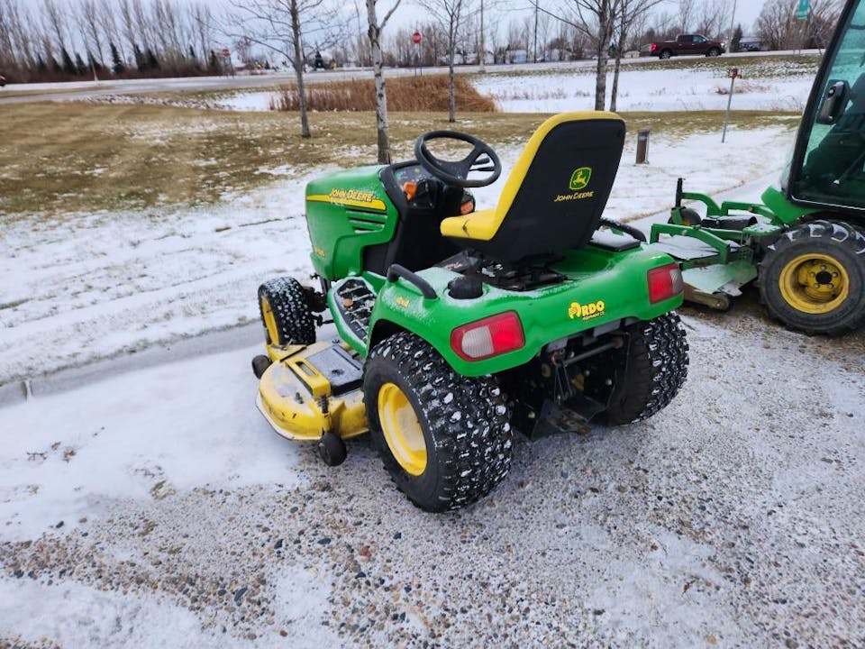 John Deere X585
